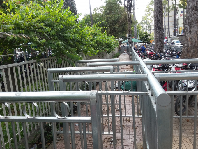 Tuy nhi&ecirc;n, vỉa h&egrave; được x&acirc;y dựng th&agrave;nh 2 lối, b&ecirc;n ngo&agrave;i c&oacute; diện t&iacute;ch hơn 2m được cho kinh doanh b&atilde;i gửi xe, c&ograve;n lối d&agrave;nh cho người đi bộ chỉ rộng khoảng 1m s&aacute;t b&ecirc;n h&agrave;ng r&agrave;o của bệnh viện Chợ Rẫy.