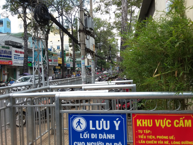 Vỉa h&egrave; d&agrave;nh cho người đi bộ bị chiếm th&agrave;nh b&atilde;i giữ xe.&nbsp;