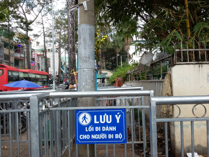 Muốn đi qua đoạn vỉa h&egrave; chưa đầy 20m, người d&acirc;n phải n&eacute; m&igrave;nh theo h&igrave;nh zich zắc như m&ecirc; cung.