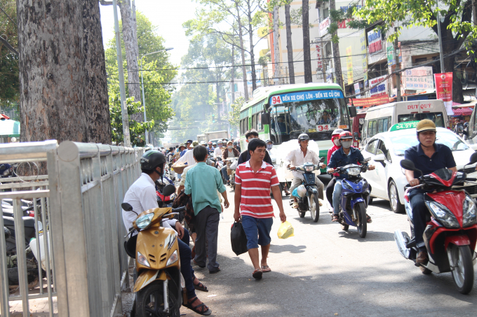 Vỉa h&egrave; đi bộ thiết kế phức tạp, người d&acirc;n tr&agrave;n xuống l&ograve;ng đường.