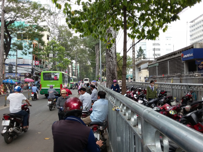 Xe &ocirc;m cũng đồng loạt xuống đường,