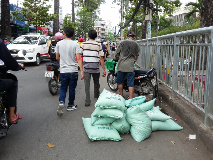 L&ograve;ng đường cũng th&agrave;nh nơi tập kết để chuyển h&agrave;ng h&oacute;a.
