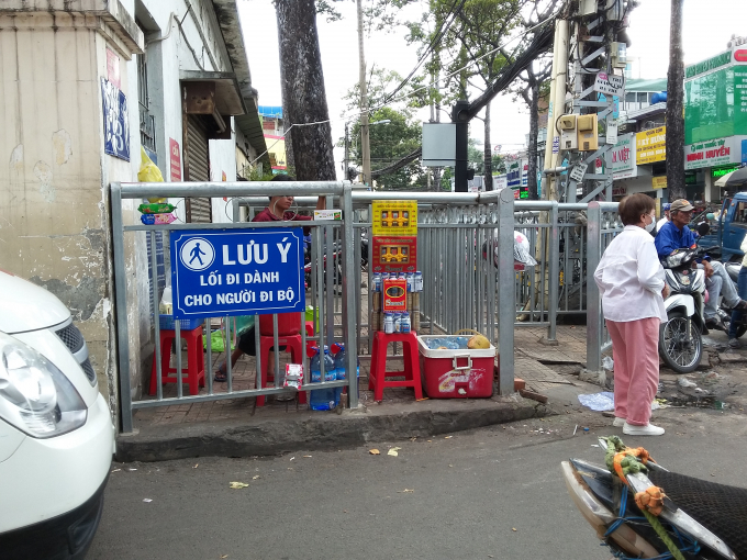 Một lối đi tại cổng số 3 (đường Thuận Kiều) bệnh viện Chỡ Rẫy bị người d&acirc;n chiếm dụng b&aacute;n để bu&ocirc;n b&aacute;n.