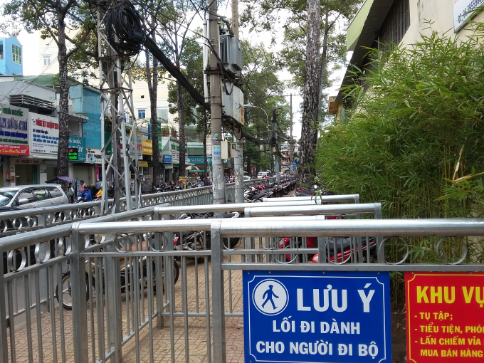 Đước biết, vỉa h&egrave; trước cổng số 1,2,3 bệnh viện Chợ Rẫy tr&ecirc;n đường Nguyễn Ch&iacute; Thanh v&agrave; Thuận Kiều (phường 12, quận 5, TP HCM) được UBND quận 5 cấp ph&eacute;p số 632 cho &ocirc;ng Nguyễn Duy Phong (ngụ quận 1) thu&ecirc; lại để l&agrave;m b&atilde;i giữ xe.