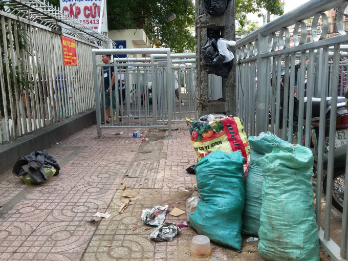 Những bao tải r&aacute;c...