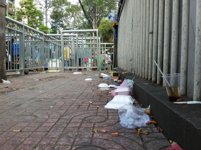 Vỉa h&egrave; đầy r&aacute;c.