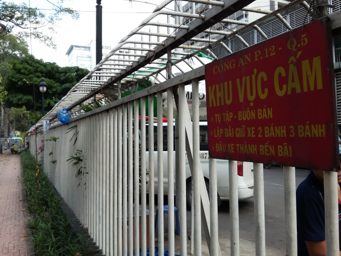 Ngay khu vực vỉa h&egrave; trước cổng số 1,2 bệnh viện Chợ Rẫy c&oacute; bản cấm lập b&atilde;i giữ xe 2 b&aacute;nh 3 b&aacute;nh. Tuy nhi&ecirc;n, theo l&atilde;nh đạo phường 12 th&igrave; bản n&agrave;y đ&atilde; cũ v&agrave; đang trong giai đoạn gỡ bỏ.