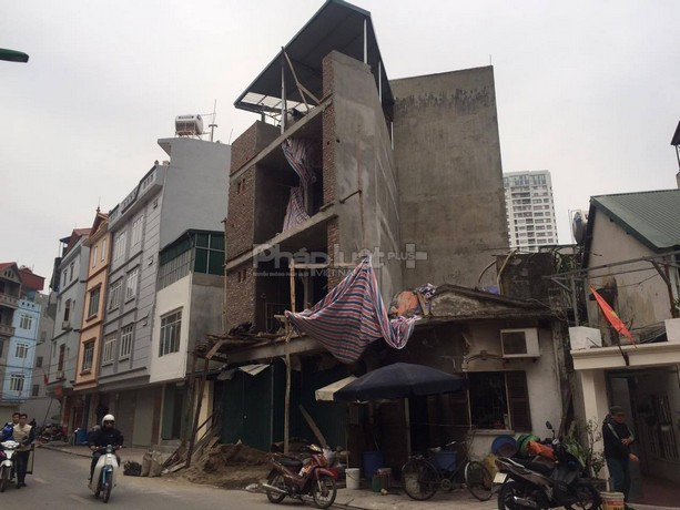 &nbsp;Dường như chủ nh&agrave; kh&ocirc;ng hợp thửa được với chủ hộ n&agrave;o khiến căn nh&agrave; phải v&aacute; v&iacute;u, x&acirc;y dựng trong h&igrave;nh th&ugrave;