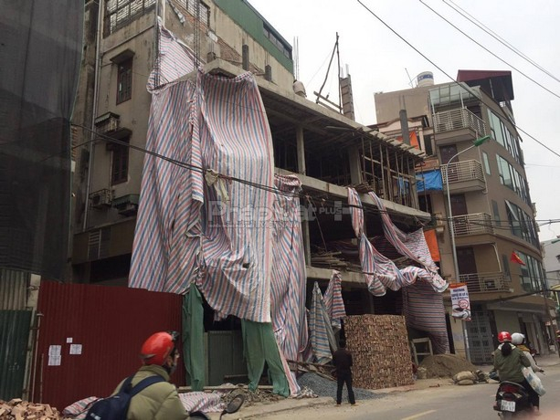 Nhiều ng&ocirc;i nh&agrave; h&igrave;nh th&ugrave; k&igrave; qu&aacute;i mọc l&ecirc;n như nấm.