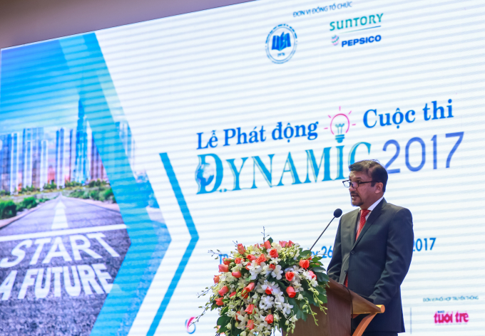 &Ocirc;ng Uday Shankhar Sinha - Tổng gi&aacute;m đốc Suntory PepsiCo ph&aacute;t biểu trước đ&ocirc;ng đảo sinh vi&ecirc;n tham gia lễ khởi động Dynamic 2017.
