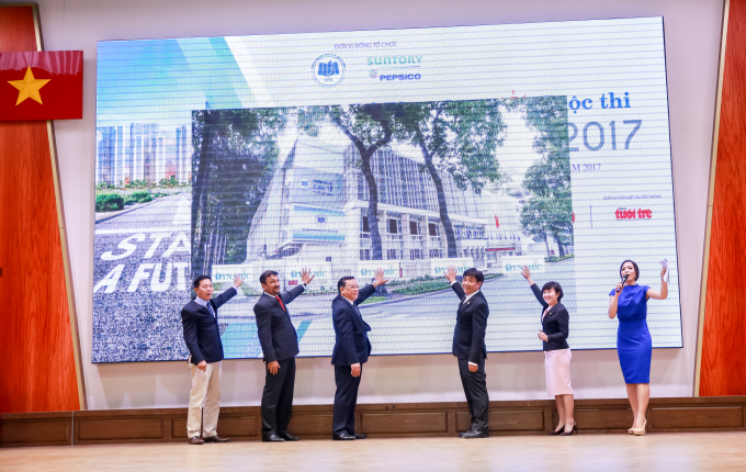 Ban tổ chức chương tr&igrave;nh v&agrave; đại diện Suntory PepsiCo nhấn n&uacute;t khởi động cuộc thi Dynamic 2017.