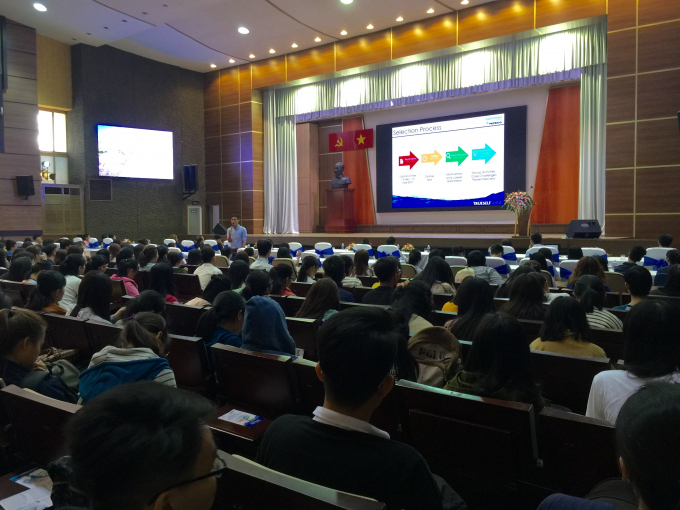 C&aacute;c bạn sinh vi&ecirc;n lắng nghe chia sẻ của đại diện Suntory PepsiCo về cơ hội nghề nghiệp.