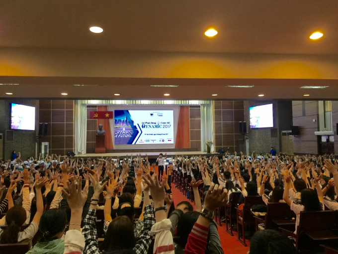 Buổi lễ khởi động thu h&uacute;t hơn 1.000 bạn sinh vi&ecirc;n tham gia.