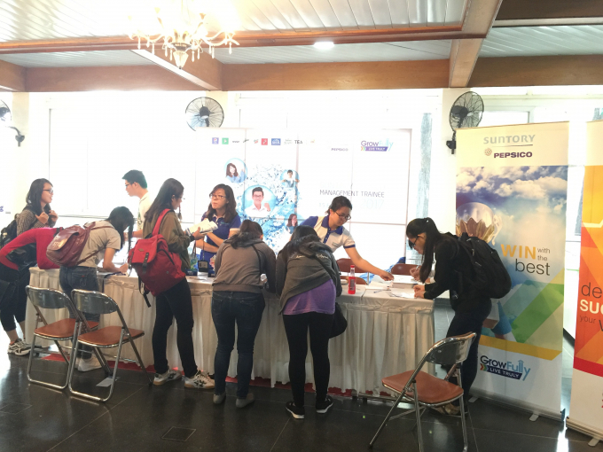 C&aacute;c bạn sinh vi&ecirc;n tham gia t&igrave;m hiểu s&acirc;u về cơ hội việc l&agrave;m tại chương tr&igrave;nh khởi động Dynamic 2017.