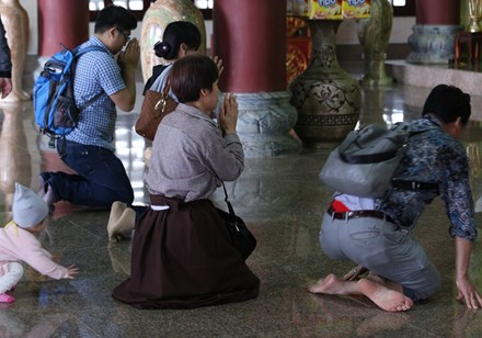 Du kh&aacute;ch được nh&agrave; ch&ugrave;a cho mượn v&aacute;y trước khi v&agrave;o d&acirc;ng hương.