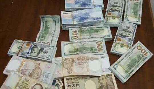 Phụ xe dùng "khổ nhục kế" trộm bọc tiền hơn 6 tỷ đồng trong ngăn bí mật