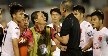 Có một V- League kỳ lạ, trọng tài cứ sai, bóng cứ lăn