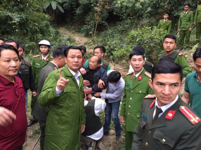 Hiện trường bắt giữ c&aacute;c đối tượng.