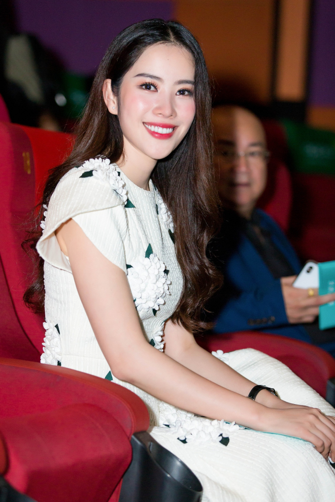 Nam Em diện v&aacute;y trắng tinh kh&ocirc;i ra mắt phim điện ảnh mới