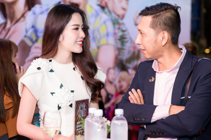 Nam Em diện v&aacute;y trắng tinh kh&ocirc;i ra mắt phim điện ảnh mới