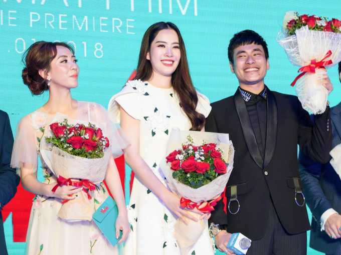 Nam Em diện v&aacute;y trắng tinh kh&ocirc;i ra mắt phim điện ảnh mới