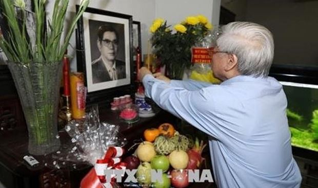 Tổng B&iacute; thư Nguyễn Ph&uacute; Trọng: Gi&aacute;o dục c&aacute;c thế hệ ph&aacute;t huy truyền thống y&ecirc;u nước của cha &ocirc;ng