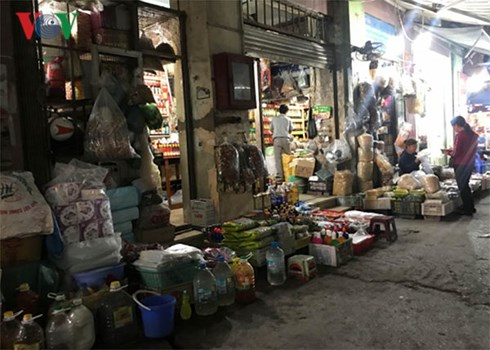 Trong c&aacute;c khu chợ b&agrave;y b&aacute;n đa dạng c&aacute;c mặt h&agrave;ng nhưng hầu hết đều kh&ocirc;ng c&oacute; nguồn gốc hay hạn sử dụng.