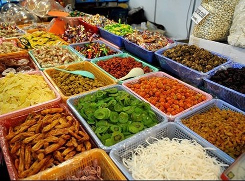 Ở khu phố H&agrave;ng Buồm, H&agrave;ng Đường, chợ Đồng Xu&acirc;n b&agrave;y b&aacute;n tr&agrave;n lan c&aacute;c loại hoa quả, mứt sấy kh&ocirc;ng c&oacute; nh&atilde;n m&aacute;c