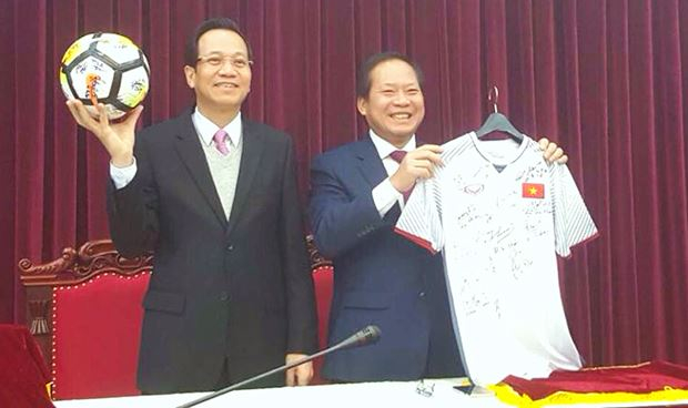 Bộ trưởng Bộ Th&ocirc;ng tin v&agrave; Truyền th&ocirc;ng Trương Minh Tuấn v&agrave; Bộ trưởng Bộ Lao động, Thương binh v&agrave; X&atilde; hội Đ&agrave;o Ngọc Dung với quả b&oacute;ng v&agrave; &aacute;o đấu của Đội tuyển U23 Việt Nam.