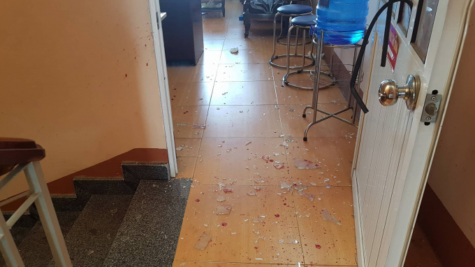 K&iacute;nh bị đập vỡ vụn.