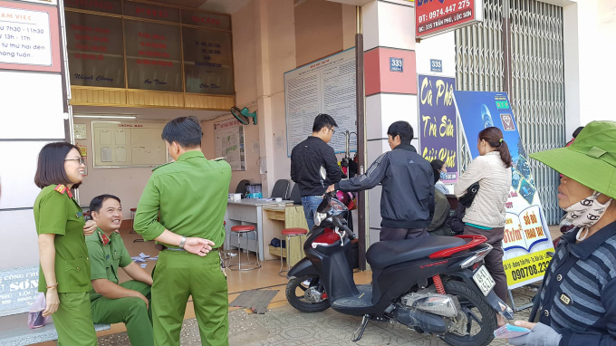 Lực lượng chức năng kh&aacute;m nghiệm hiện trường.