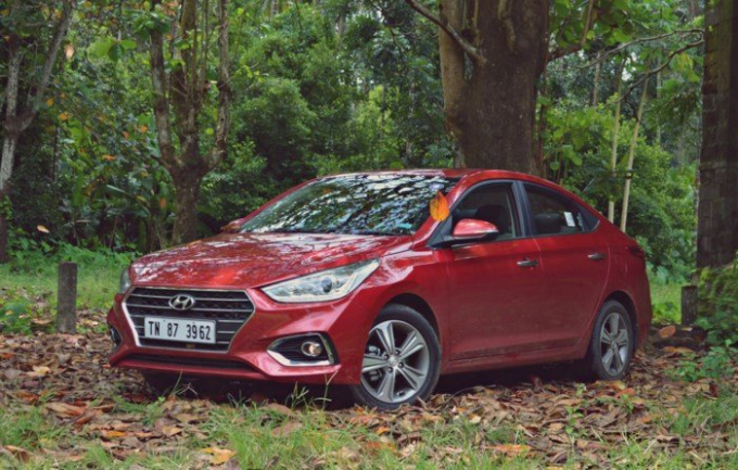 &nbsp;Hyundai Verna 2018 sở hữu vẻ ngo&agrave;i v&ocirc; c&ugrave;ng b&oacute;ng bẩy. Ảnh: Indiaautos