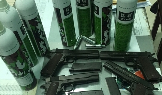 TP HCM: Truy bắt nhóm xịt hơi cay, cướp tài sản