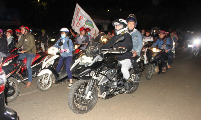 Cổ động vi&ecirc;n phố n&uacute;i ra s&acirc;n bay Pleiku đ&oacute;n ch&agrave;o HLV Pak Hang Seo.