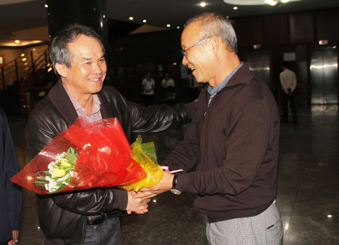 &Ocirc;ng bầu Đo&agrave;n Nguy&ecirc;n Đức tặng hoa HLV Pak Hang Seo.