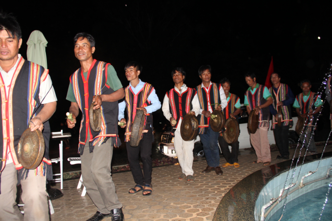 Người h&acirc;m mộ phố n&uacute;i đ&aacute;nh cồng, chi&ecirc;ng đ&oacute;n HLV Pak Hang Seo.