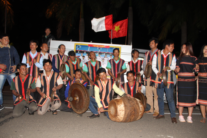 Một ng&agrave;y đ&oacute;n ch&agrave;o người h&ugrave;ng thực sự đến thăm phố n&uacute;i.