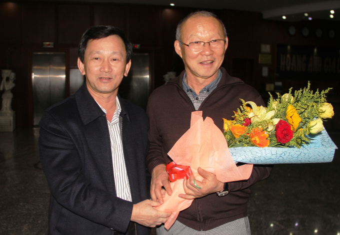 L&atilde;nh đạo Sở Văn h&oacute;a thể thao v&agrave; Du lịch tặng hoa HLV Pak Hang Seo.