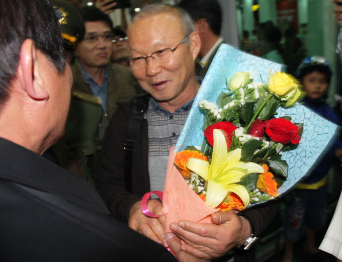 &Ocirc;ng Huỳnh Mau- Gi&aacute;m đốc điều h&agrave;nh CLB Ho&agrave;ng Anh Gia Lai tặng hoa HLV Pak Hang Seo.