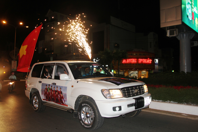 Cờ xe của cổ động vi&ecirc;n rước HLV Pak Hang Seo về với người h&acirc;m mộ phố n&uacute;i.