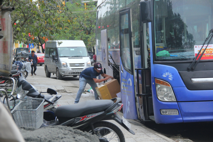 Chiếc xe của h&agrave;ng xe H.T đang trả h&agrave;ng.