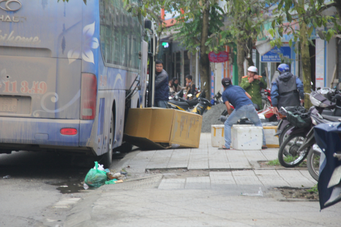 Nh&acirc;n vi&ecirc;n của nh&agrave; xe H.T cho biết: &ldquo;Muốn gửi h&agrave;ng th&igrave; cứ đưa tới đ&acirc;y, rồi xe tự tới lấy chuyển đi, kh&ocirc;ng c&oacute; g&igrave; kh&oacute; khăn cả...