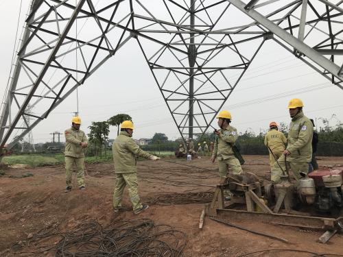 NPMB cho rằng nếu tiến độ giải ph&oacute;ng mặt bằng được đẩy nhanh th&igrave; dự &aacute;n Đường d&acirc;y 220kV rẽ nh&aacute;nh trạm biến &aacute;p 220kV T&acirc;y H&agrave; Nội mới c&oacute; khả năng ho&agrave;n th&agrave;nh trong qu&yacute; II năm nay. Ảnh minh họa: Mai Phương/TTXVN