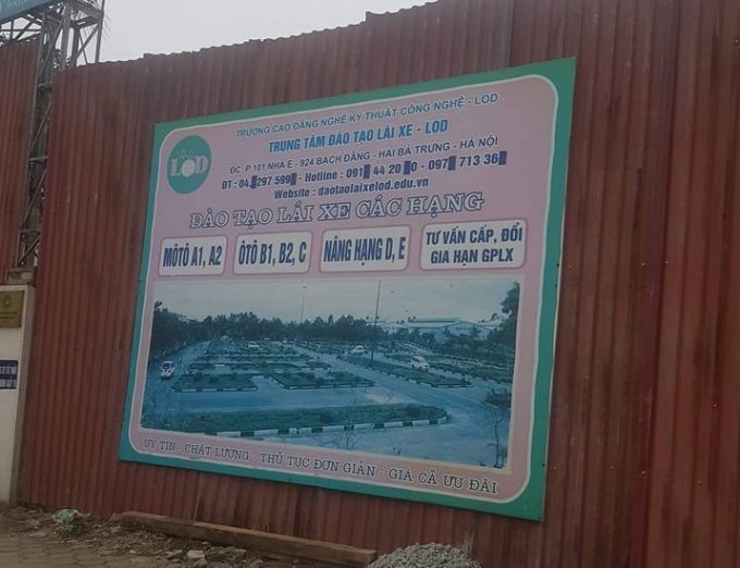 B&ecirc;n ngo&agrave;i dự &aacute;n.