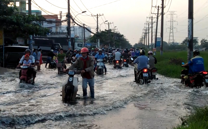 Nhiều xe chết m&aacute;y phải dắt bộ