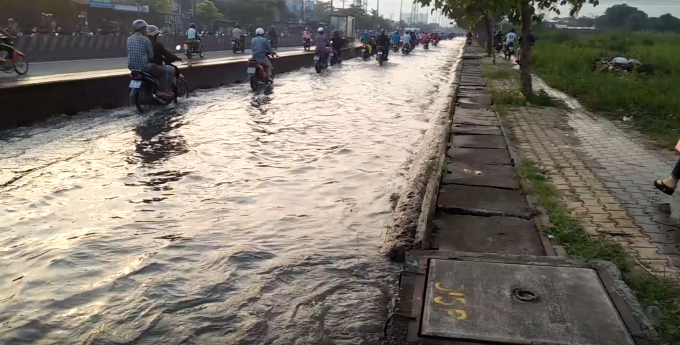 C&aacute;c tuyến đường ngập do triều cường d&acirc;ng từ s&aacute;ng sớm