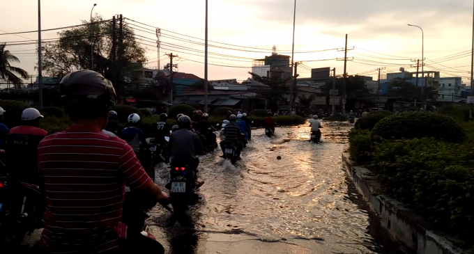 Một số tuyến đường l&acirc;n cận như Nguyễn Hữu Tr&iacute;, Trần Đại Nghĩa, Nguyễn Cửu Ph&uacute;, V&otilde; Trần Ch&iacute;, huyện B&igrave;nh Ch&aacute;nh gi&aacute;p quận B&igrave;nh T&acirc;n cũng rơi v&agrave;o t&igrave;nh trạng &ugrave;n tắc, hỗn loạn.
