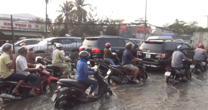 Triều cường d&acirc;ng cao g&acirc;y ngập &uacute;ng đ&uacute;ng v&agrave;o giờ đi l&agrave;m