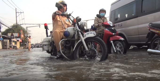 Lực lượng CSGT nỗ lực ph&acirc;n luồng&nbsp;