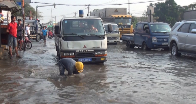 Xe chuy&ecirc;n dụng v&agrave; c&ocirc;ng nh&acirc;n được điều động đến